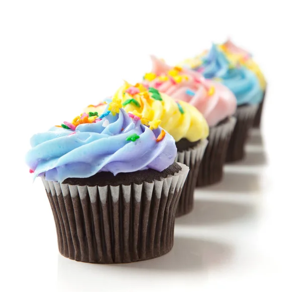 Cupcakes couleur pastel sur un fond blanc. Cuisson, décoration — Photo