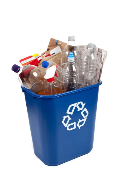 En blå återvinning på en vit bakgrund med plastflaskor och kartong — Stockfoto