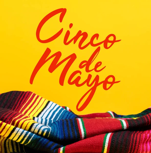 Cobertor Serape mexicano em fundo amarelo com Cinco de Mayo. — Fotografia de Stock