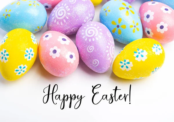 Beyaz arkaplanda renkli Paskalya yumurtaları. 