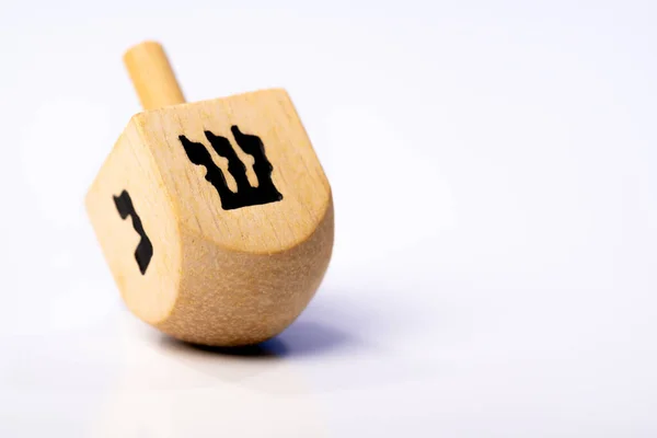 Dreidel ou dreydl em fundo azul — Fotografia de Stock