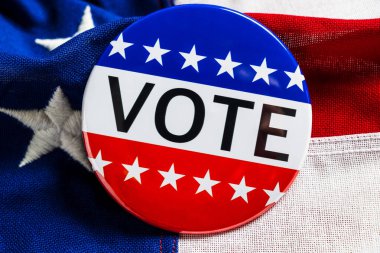 Bir Amerikan bayrağında kırmızı, beyaz ve mavi VOTE tuşu