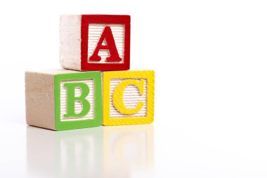 Beyaz arkaplanda ahşap ABC blokları