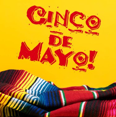Cinco de Mayo ile sarı arka planda Meksika Serape battaniyesi. 