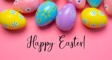 Pembe arka planda renkli Paskalya yumurtaları. 