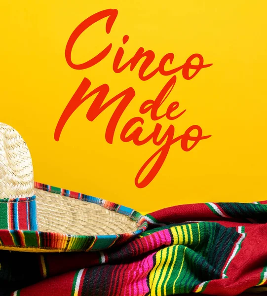 Mexická Serape deka a sombrero na žlutém pozadí s Cinco de Mayo. — Stock fotografie