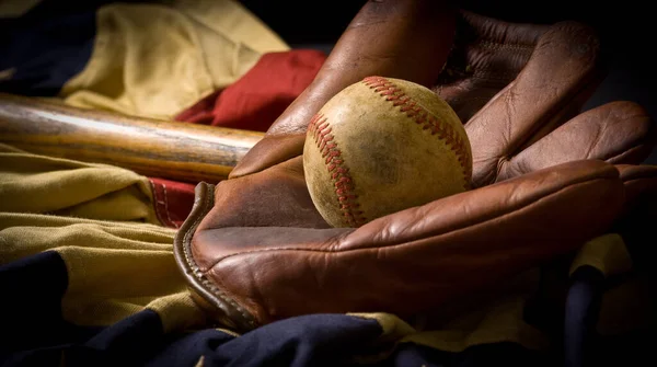 Zabytkowy, zabytkowy sprzęt baseballowy na amerykańskiej fladze Zdjęcia Stockowe bez tantiem