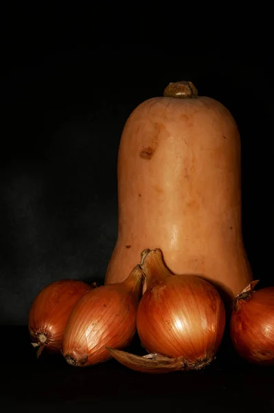 Verticale Foto Van Een Peervormige Pompoen Uienclose Een Zwarte Achtergrond — Stockfoto