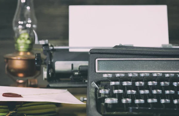 Oude Typemachine Met Papier Enveloppe — Stockfoto
