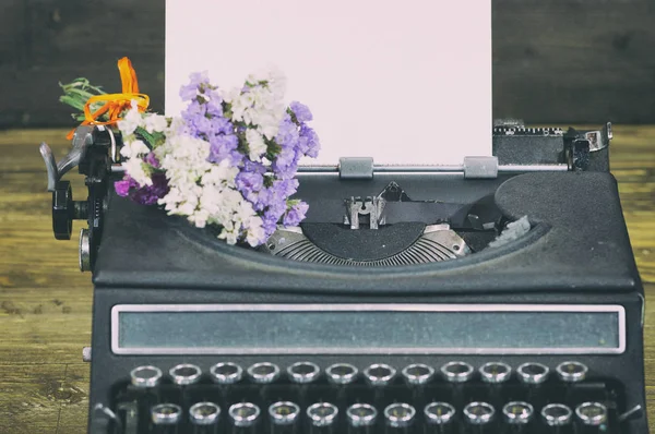 Ancienne Machine Écrire Avec Papier Fleurs Séchées — Photo