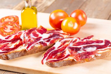 Ekmek Domates yaymak ve jambon ile Iberico