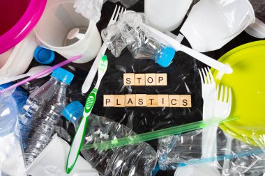 Çeşitli plastik ve geri dönüşüm plastik kaplar