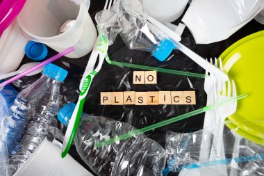 Çeşitli plastik ve geri dönüşüm plastik kaplar