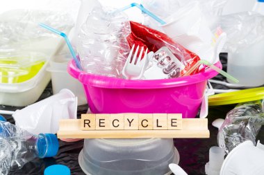 Çeşitli plastik ve geri dönüşüm plastik kaplar