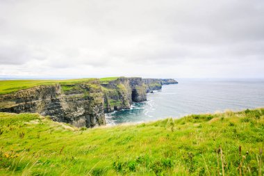 Moher etkileyici kayalıklarla görünümünü