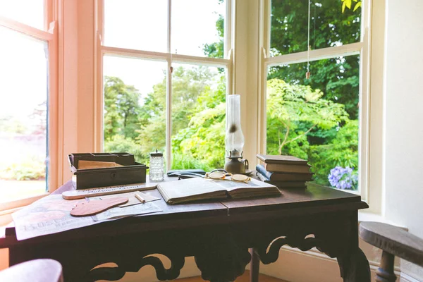 Old Desk Relaxed Views Garden — Stock Photo, Image