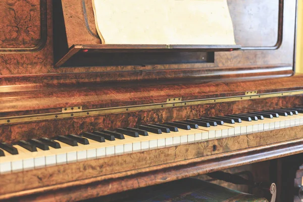 Стародавні фортепіано — стокове фото
