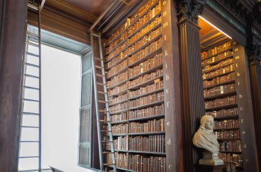 Dublin, İrlanda - 23 Ağustos 2018: Trinity College Dublin eski kütüphanesinde uzun Odaya