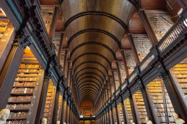 Dublin, İrlanda - 23 Ağustos 2018: Trinity College Dublin eski kütüphanesinde uzun Odaya