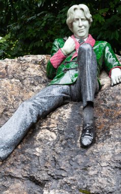 Dublin, İrlanda 17 Ağustos 2018: Heykel yazar Oscar Wilde Merrion Meydanı'nda. Sanat Danny Osborne tarafından 1997 yılında açıldı. Sanat büyük bir kayanın üzerinde uzanmış Wilde gösterir.