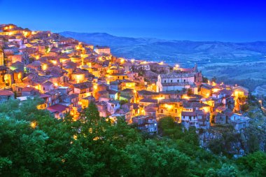 Köy, Staiti'Reggio Calabria, İtalya eyaletinde gün batımından sonra