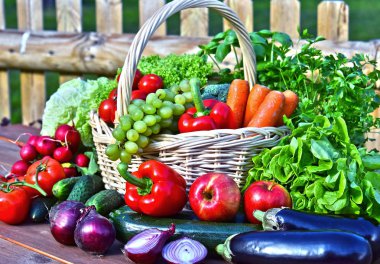 Hasır sepette çeşitli taze organik sebzeler..