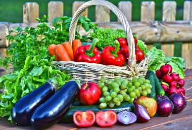 Hasır sepette çeşitli taze organik sebzeler..