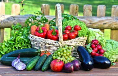 Hasır sepette çeşitli taze organik sebzeler..