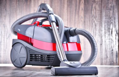Evin zemininde kullanmak için elektrikli süpürge..