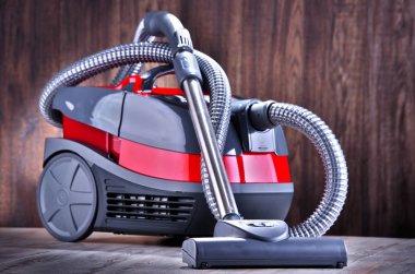 Evin zemininde kullanmak için elektrikli süpürge..