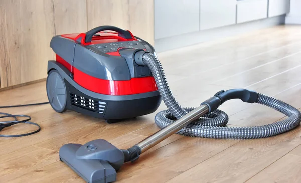 Canister Vacuum Cleaner Untuk Penggunaan Rumah Lantai Apartemen — Stok Foto