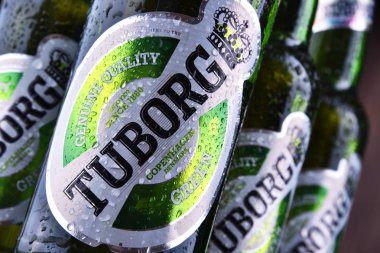 Poznan, Pol - 8 Haziran 2018: Copenhagen yakınındaki 1873 yılında kurulan bir Danimarkalı bira şirketi tarafından üretilen şişeler Tuborg Bira,