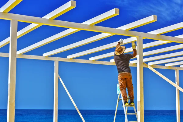 Man Putting Wooden Structure Beach — Stock Photo, Image