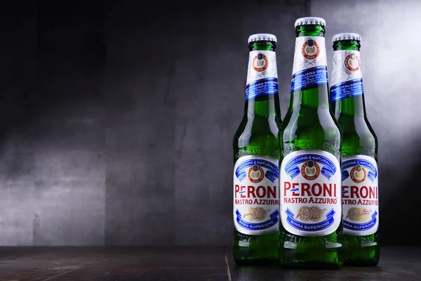 Познань Поль Травня 2018 Пляшки Peroni Nastro Azzurro Лагер Преміум — стокове фото