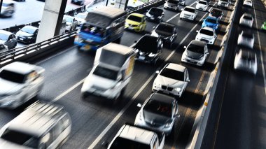 Bangkok 'ta trafiğin yoğun olduğu saatlerde kontrollü erişim otoyolu