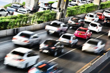 Bangkok 'ta trafiğin yoğun olduğu saatlerde kontrollü erişim otoyolu