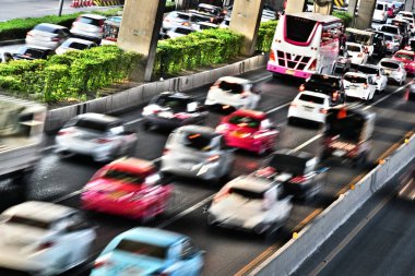 Bangkok 'ta trafiğin yoğun olduğu saatlerde kontrollü erişim otoyolu