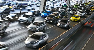 Bangkok 'ta trafiğin yoğun olduğu saatlerde kontrollü erişim otoyolu