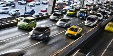 Bangkok 'ta trafiğin yoğun olduğu saatlerde kontrollü erişim otoyolu