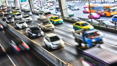 Bangkok 'ta trafiğin yoğun olduğu saatlerde kontrollü erişim otoyolu