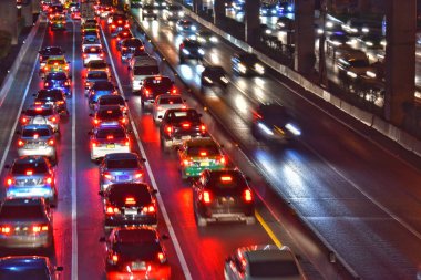 Bangkok 'ta trafiğin yoğun olduğu saatlerde kontrollü erişim otoyolu