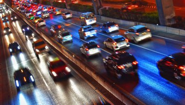 Bangkok 'ta trafiğin yoğun olduğu saatlerde kontrollü erişim otoyolu