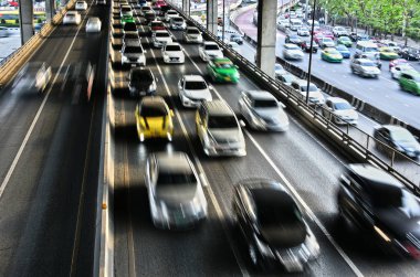 Bangkok 'ta trafiğin yoğun olduğu saatlerde kontrollü erişim otoyolu