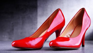 Bir çift yüksek topuklu kırmızı ayakkabıyla kompozisyon.