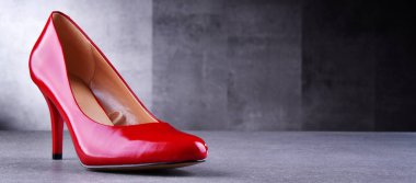 Bir çift yüksek topuklu kırmızı ayakkabıyla kompozisyon.
