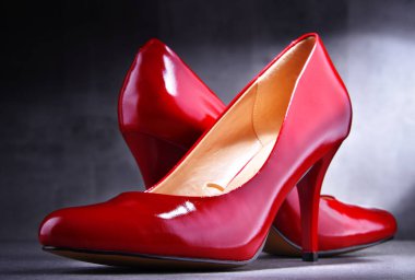 Bir çift yüksek topuklu kırmızı ayakkabıyla kompozisyon.