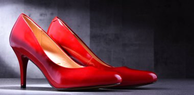 Bir çift yüksek topuklu kırmızı ayakkabıyla kompozisyon.