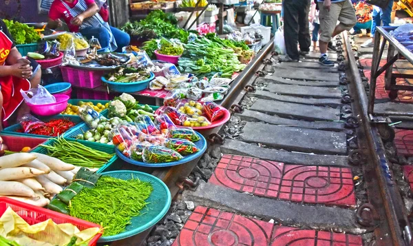 Élelmiszer Árusítás Maeklong Vasúti Piacon Thaiföldön — Stock Fotó