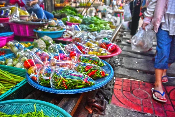 Élelmiszer Árusítás Maeklong Vasúti Piacon Thaiföldön — Stock Fotó