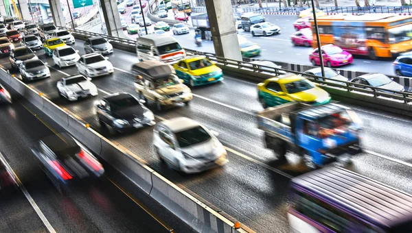 Bangkok 'ta trafiğin yoğun olduğu saatlerde kontrollü erişim otoyolu
